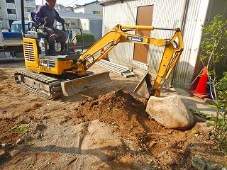 写真：庭石の移設作業